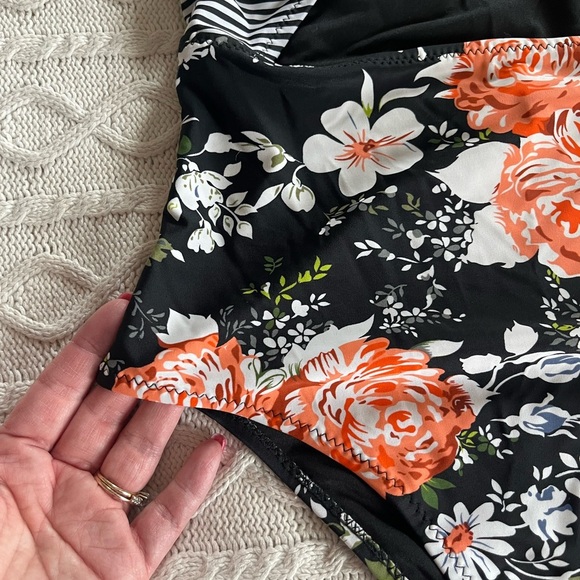 Cupshe Black & White Striped Floral One Piece Swimsuit Women’s Size Medium - Picture 11 of 12